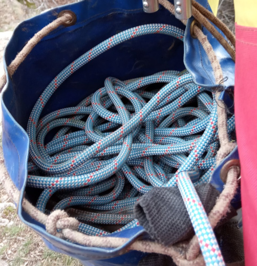 Еду вниз я, хочешь плачь, а хочешь смейся...